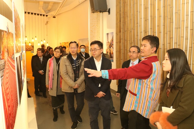 戴宁总领事陪同嘉宾参观展览（图片来源：上海艺术品博物馆）